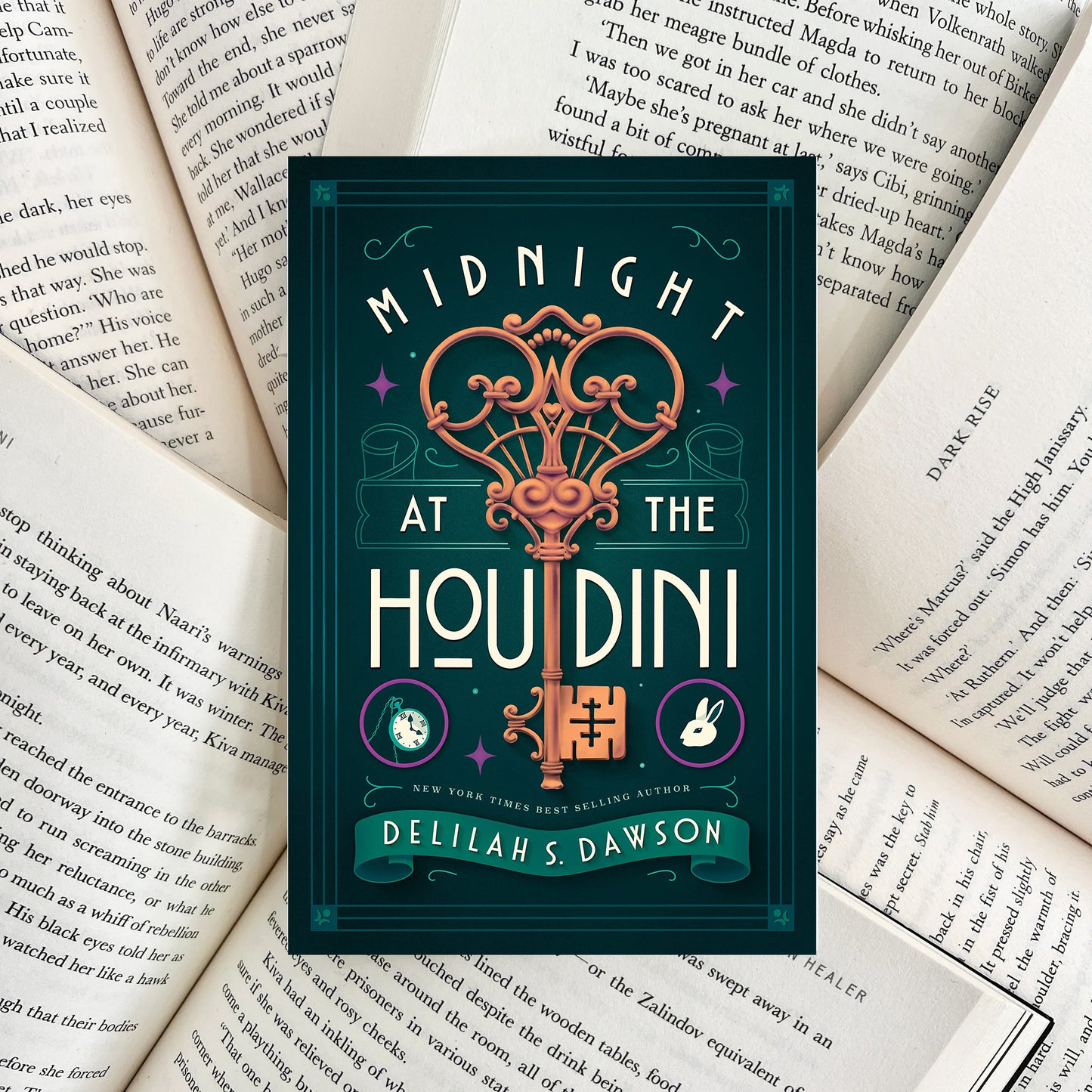 Midnight at the Houdini By Delilah S. Dawson HARDBACK (SECOND-HAND)